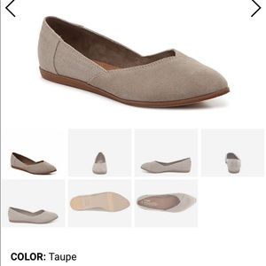 Toms jutti tan flats